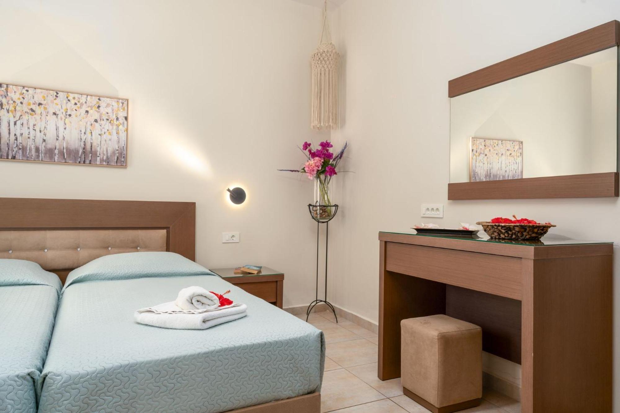 Stathis Beachfront Luxury Rooms กาลามากี ภายนอก รูปภาพ